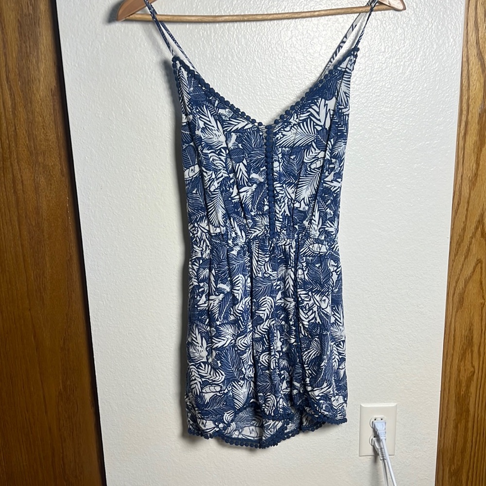 Spaghetti strap romper with tropical pattern